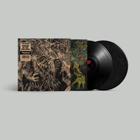 „Murder of the Universe“ steht auf einem Cover mit düsterer, chaotischer Illustration und zwei schwarzen Vinyl-Schallplatten.