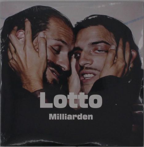 Text "Lotto Milliarden" vor zwei Männern, die ihre Gesichter nahe zusammendrücken und sich gegenseitig berühren.