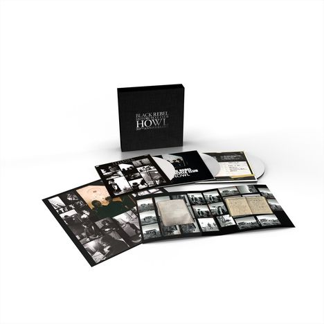 "Black Rebel Motorcycle Club HOWL 20th Anniversary" auf einer Box. CDs und Fotocollagen sind ausgelegt.