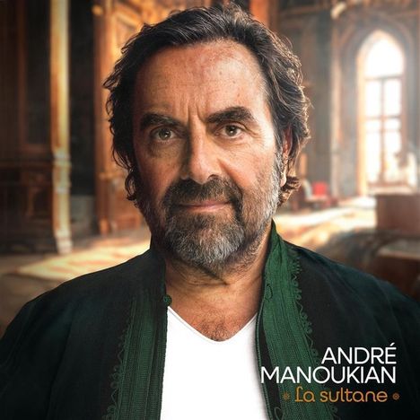 Der Text lautet "ANDRÉ MANOUKIAN, La sultane". Ein Mann mit Bart steht in einem eleganten, historischen Raum.