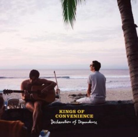 "KINGS OF CONVENIENCE" und "Declaration of Dependence" stehen da. Zwei Personen am Strand, eine spielt Gitarre.