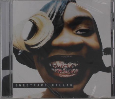 Text: "SWEETFACE KILLAH". Ein Gesicht mit breitem Lächeln, Zahnspange und auffälligem Haarschmuck.