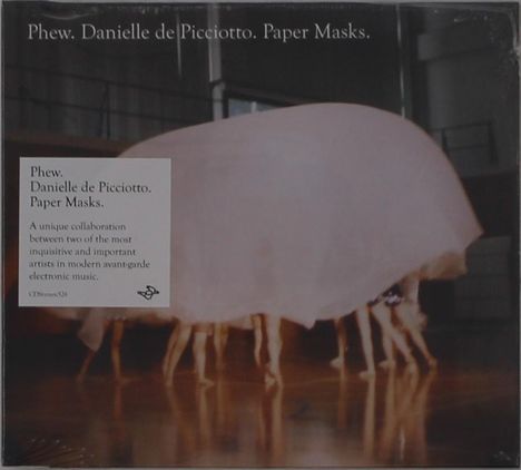 "Phew. Danielle de Picciotto. Paper Masks." Text über einer Gruppe von Beinen, die unter einem großen, schwebenden Stoff stehen.