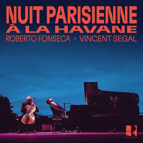 „Nuit Parisienne à La Havane, Roberto Fonseca, Vincent Segal.“ Zwei Musiker auf der Bühne, Cello und Klavier, blau-pink beleuchtet.