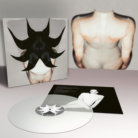 Weiße Vinyl-Schallplatte mit abstrakter Kunst und Design. Eine schwarz-weiße Fotografie von einer Person in einem weißen Outfit.