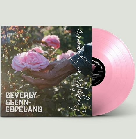 „Beverly Glenn-Copeland, Laughter in Summer“ steht auf einem Albumcover mit Rosen und Händen. Eine rosa Vinylschallplatte liegt dabei.