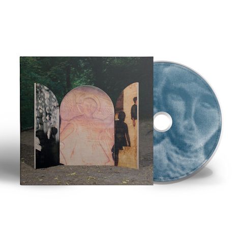 Ein Triptychon mit farbigen und monochromen Bildern, daneben eine CD mit einem verschwommenen Gesicht.