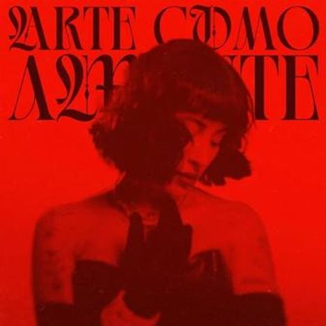 Text: "ARTE COMO ALAMBRE". Rote Tönung, Frau mit kurzen Haaren, blickt nach unten, trägt schwarze Kleidung.