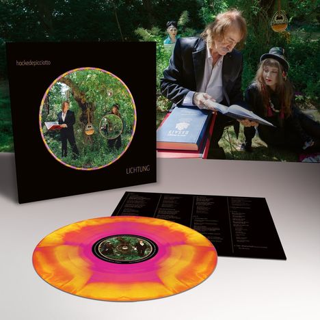 Albumcover "hackedeepicciotto LICHTUNG", farbige Vinylplatte und ein Mann, der ein Buch liest.
