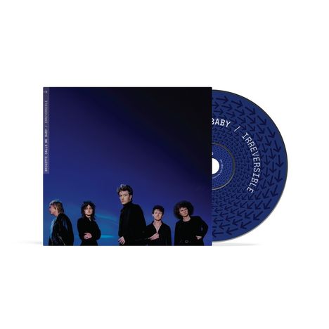 "BRIGITTE CALLS ME BABY / I-RREVERSIBLE" steht auf einer CD-Hülle mit fünf Personen vor einem dunkelblauen Hintergrund.