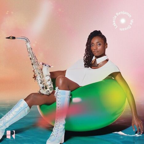 Text: "Lakecia Benjamin, We Will, Dream." Frau in weißem Outfit hält ein Saxophon, sitzt auf einem grünen Ball.
