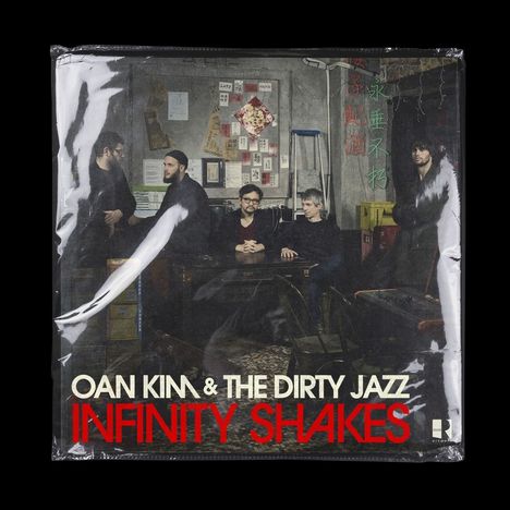"Oan Kim & The Dirty Jazz" und "Infinity Shakes" in roter Schrift. Menschen sitzen in einem düsteren Raum.
