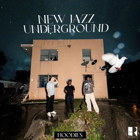 "New Jazz Underground" und "Hoodies" stehen oben. Drei Personen vor einem zweistöckigen Gebäude mit einer weißen Taube.