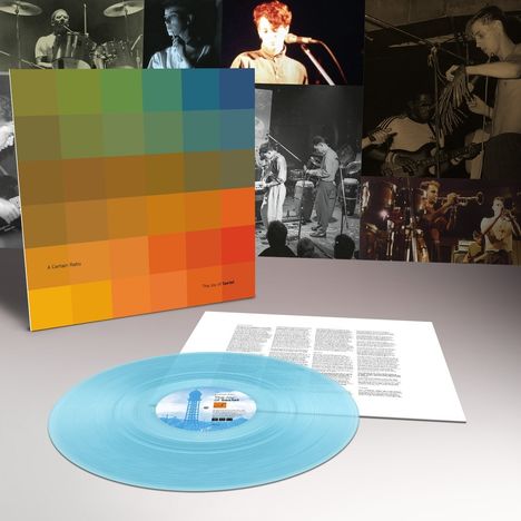 Texte: "A Certain Ratio", "The Joy of Selexat". Vordergrund: hellblaue Schallplatte, Hintergrund: Musikerfotos.
