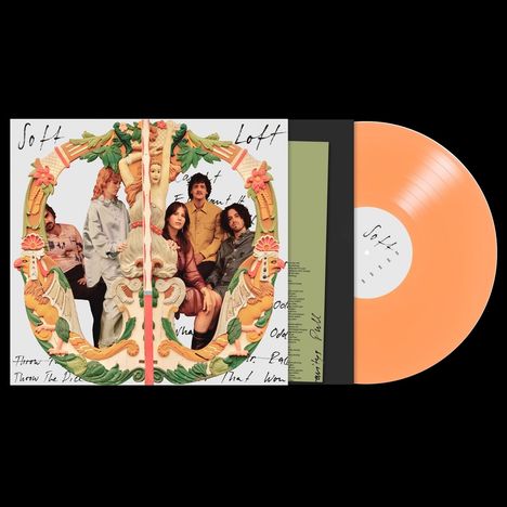"Soft Loft" steht handgeschrieben auf dem Cover. Eine orangefarbene Schallplatte ist zu sehen. Fünf Personen posieren hinter einem kunstvollen Rahmen.