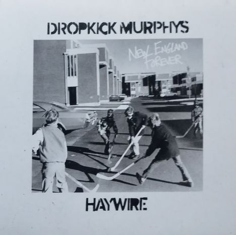 "DROPKICK MURPHYS" und "HAYWIRE". Kinder spielen auf der Straße Hockey. Im Hintergrund steht "NEW ENGLAND FOREVER".