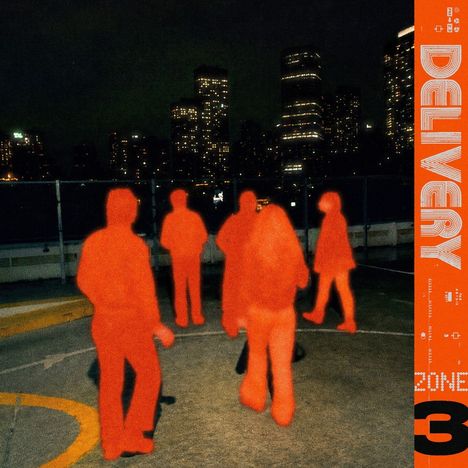 "DELIVERY" steht vertikal, "ZONE 3" unten. Silhouetten von fünf rot leuchtenden Personen vor einer nächtlichen Skyline.