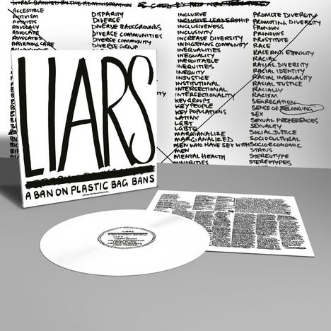 „LIARS“ und „A BAN ON PLASTIC BAG BANS“ in schwarzer Schrift. Vinyl mit Notizen, Hintergrund voller durchgestrichener Wörter.