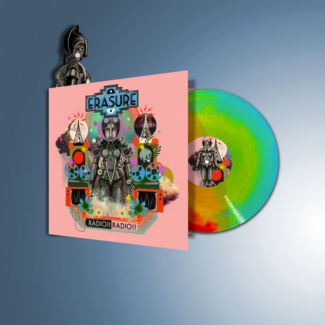 „ERASURE“ oben, „RADIO!! RADIO!!“ unten. Bunte Schallplatte, Roboter-Illustration, Retro-Stil.