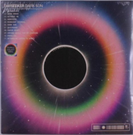 "DAYSEEKER DARK SUN" und Titel der Songs. Ein farbiger, neonartiger Ring umgibt eine schwarze Scheibe.