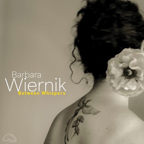 Texte: "Barbara Wiernik, Between Whispers". Frau mit Tattoo und großer Blume im Haar, sepiafarben.