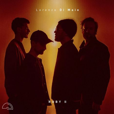 Lorenzo Di Maio, RUBY II. Vier Männer im Profil vor orange-rotem Hintergrund, teils im Schatten.