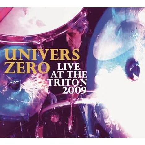 "UNIVERS ZERO LIVE AT THE TRITON 2009" vor abstraktem Schlagzeugmotiv in lebhaften Farben.