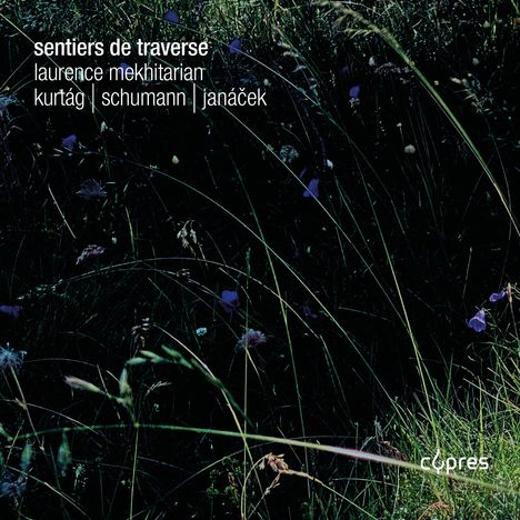 Text: "sentiers de traversé, laurence mekhitarian, kurtág, schumann, janáček." Dunkles Gras mit vereinzelten lila Blüten.