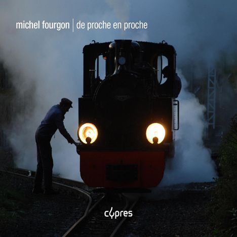 "michel fourgon | de proche en proche" und "cypres" sind sichtbar. Eine Dampflokomotive fährt, Jemand steht daneben.