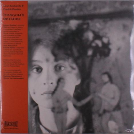 Text: "Oran Ambarchi & Fredrik Rasten - Dragon's Return". Schwarz-weißes Porträt von Frau und verschwommene Gestalten im Hintergrund.