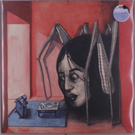 Mystic Timers: Ein großer Kopf mit Spinnenbeinen ragt in einen Raum mit Tisch und Fernseher auf blauem Teppich.