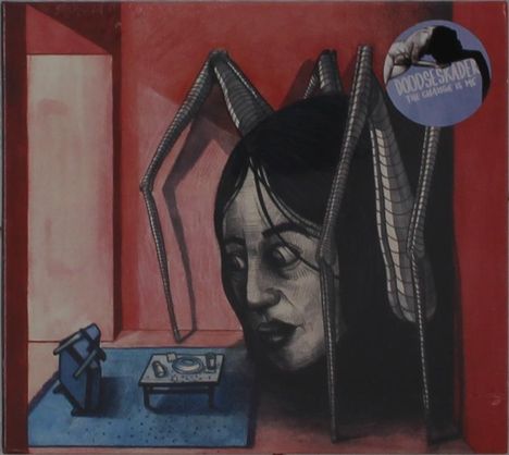 "DOODSKADER THE CHANGE IS ME" auf Aufkleber. Illustration: Frauenkopf mit Spinnenbeinen im Raum, blaues Möbelstück.