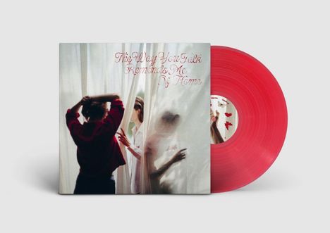 Text: "The Way You Talk Reminds Me of Home". Eine Schallplatte in Rot, daneben das Coverbild mit Figuren hinter einem Vorhang.