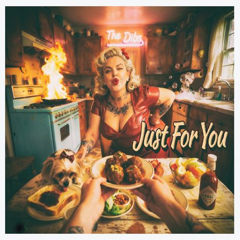 "The Dibs" leuchtet im Hintergrund, "Just For You" daneben. Eine Frau in Retro-Kleidung reicht Essen in einer brennenden Küche.