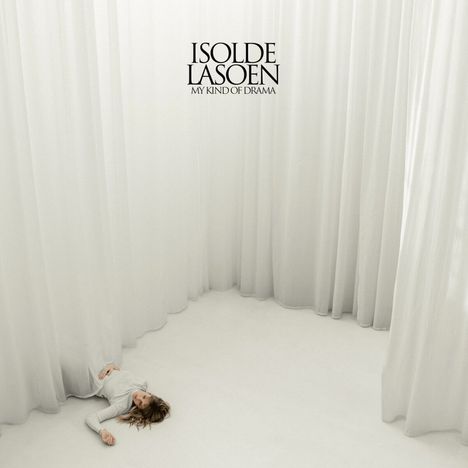 Text: "ISOLDE LASOEN MY KIND OF DRAMA". Eine Person liegt auf einem hellen Boden, umgeben von weißen Vorhängen.