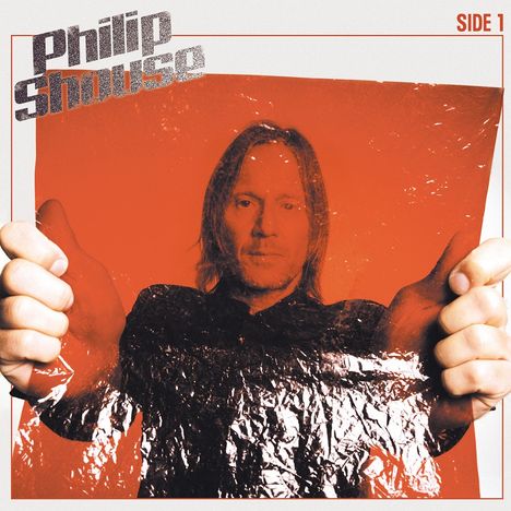 Text: "Philip Shouse", "SIDE 1". Ein Mann hält transparente, rote Folie vor sich. Sein Gesicht ist teilweise verdeckt.