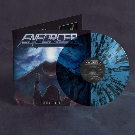 Aufschrift "ENFORCER" und "ZENITH". Eine blau-schwarz gemusterte Vinyl-Schallplatte und ein Cover mit mystischem Design.