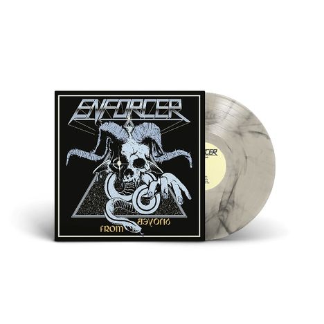 „ENFORCER“ und „FROM BEYOND“ in metallischer Schrift. Ein Schlangenskelett um einen Totenschädel mit Hörnern, links Vinyl.