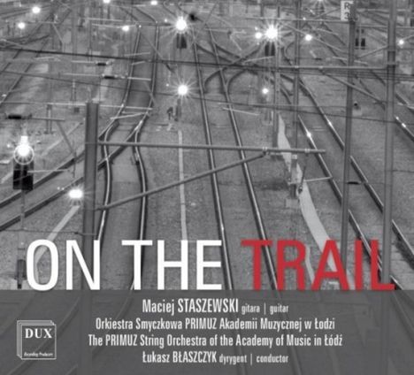 "ON THE TRAIL" in großen weißen Buchstaben, darunter Details zu Musikern und einem Orchester. Hintergrund: Bahnstrecke.