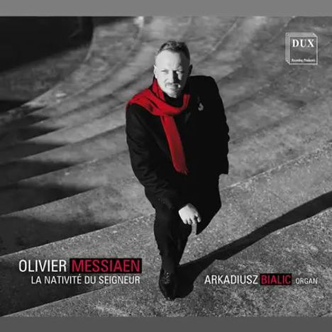 Texte: "OLIVIER MESSIAEN", "LA NATIVITÉ DU SEIGNEUR", "ARKADIUSZ BIALIC". Ein Mann in Schwarz mit rotem Schal auf einer Treppe.