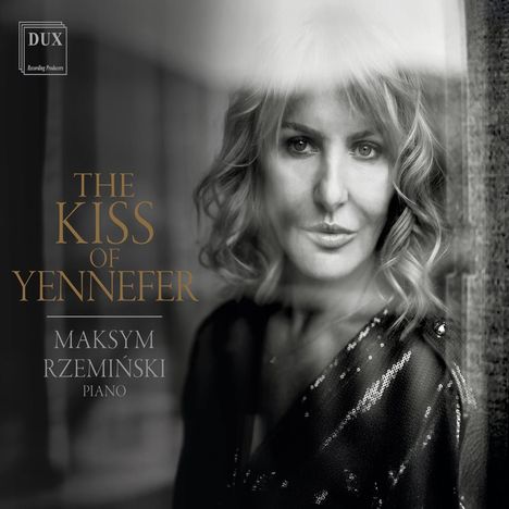 "The Kiss of Yennefer – Maksym Rzemiński, Piano." Eine Frau mit welligem Haar in Schwarz-Weiß.