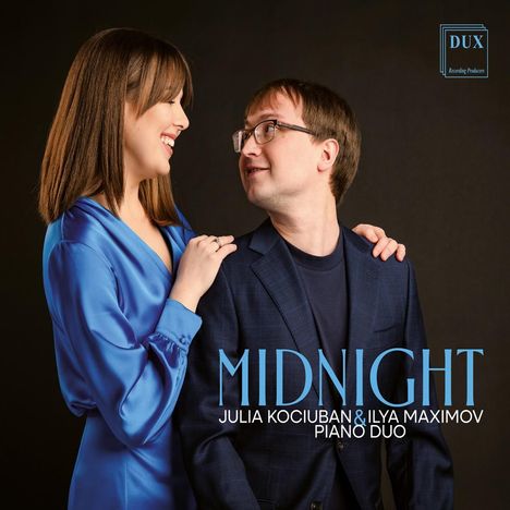 Texte: MIDNIGHT, JULIA KOCIUBAN & ILYA MAXIMOV, PIANO DUO. Eine lächelnde Frau und ein Mann blicken sich an.