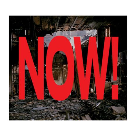 Roter Text "NOW!" vor einem zerstörten, düsteren Gebäude oder Raum, das Chaos und Verwüstung zeigt.