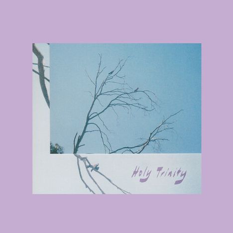 Text: "Holy Trinity". Ein kahler Baumzweig vor einem hellblauen Himmel auf einem blassvioletten Hintergrund.