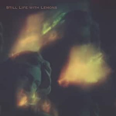 Text: "Still Life with Lemons". Diffuses, leuchtende Farben mit verschwommenen Gesichtern und Formen. Mystische Atmosphäre.