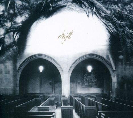 „Drift“ in geschwungener Schrift. Unscharfes Bild einer leeren Kirche mit Bänken und Bögen, dramatisch überbelichtet oben.
