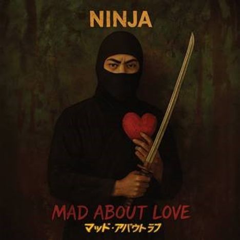 "NINJA. MAD ABOUT LOVE. マッド・アバウト・ラブ." Ein Ninja in Schwarz hält ein rotes Herz und ein Schwert.