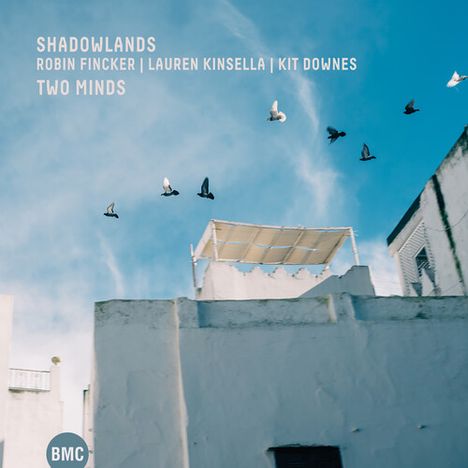 "SHADOWLANDS, ROBIN FINCKER, LAUREN KINSELLA, KIT DOWNES, TWO MINDS, BMC" vor einer hellblauen Himmelsszene mit fliegenden Vögeln.