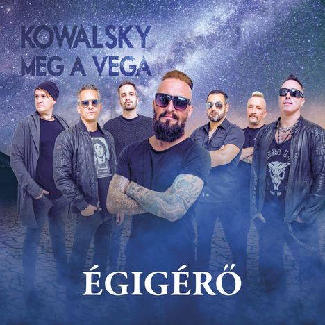 Text: "Kowalsky Meg a Vega", "Égigérő". Mehrere Männer posieren unter einem sternenübersäten Himmel in lässiger Kleidung.