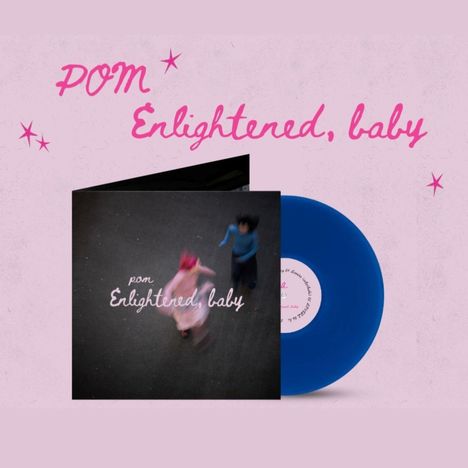 „POM Enlightened, baby“ in rosa Schrift auf hellrosa Hintergrund. Eine Schallplatte und ein Albumcover sind zu sehen.